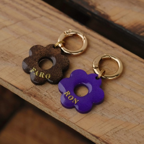 Adresówka dla psa z żywicy – personalizowana, perłowe wypełnienie (różne kolory i kształty)