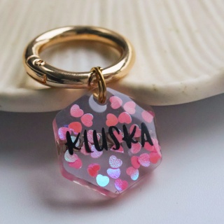 Adresówka dla psa z żywicy – personalizowana, różowe serduszka/gwiazdki (różne kształty)