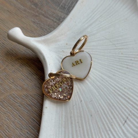 Adresówka dla psa z żywicy w kształcie serca – personalizowana (różne kolory)