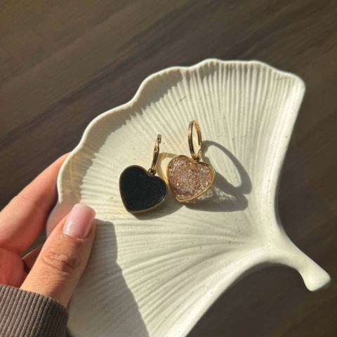 Adresówka dla psa z żywicy w kształcie serca – personalizowana (różne kolory)