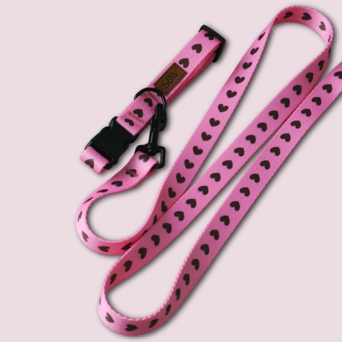 Smycz przepinana dla psa w serduszka, różowa, personalizowana – Psiamore
