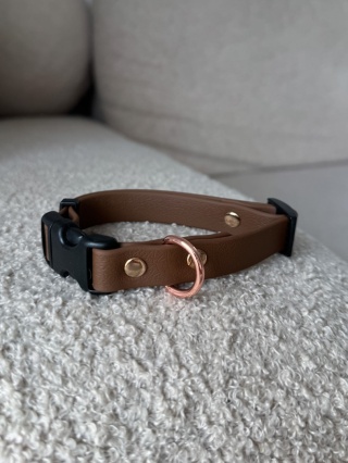 Obroża regulowana TPU (16mm), brązowa, Chocolate Brown, 23-31cm